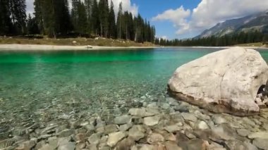  Montagnoli 'nin Alp Gölü üzerindeki yaz manzarası - 5K