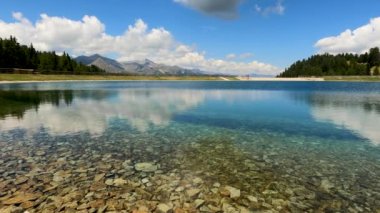 Grual Alp Gölü üzerindeki yaz manzarası - 5K