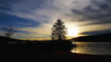 Hava Aracı - Comabbio Gölü üzerindeki Sunset 'te Yaz Manzarası