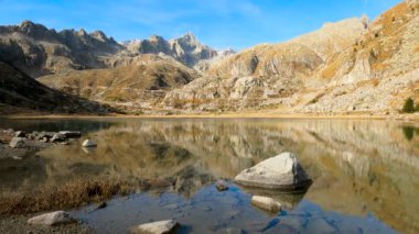  Dolomitlerdeki bir Alp Gölü manzarası