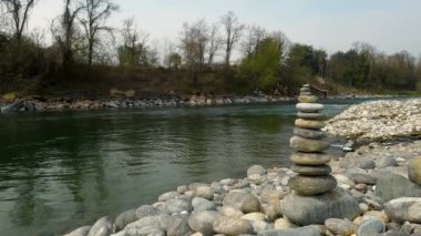 Taş Dengeleme ile Kış Nehri Manzarası - 5K