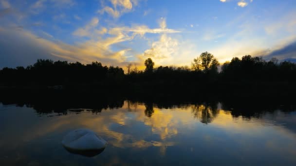 Relaksujący Krajobraz Nad Rzeką — Wideo stockowe