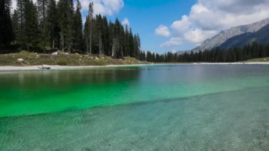 Hava Aracı - Montagnoli Dolomite Gölü üzerindeki Alp Manzarası