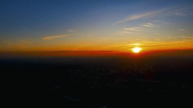  Hava Aracı - Şehrin Üzerinde Gün Batımında Rahatlatıcı Panorama