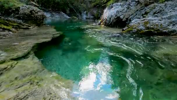 緑の川のドロマイトの風景 — ストック動画