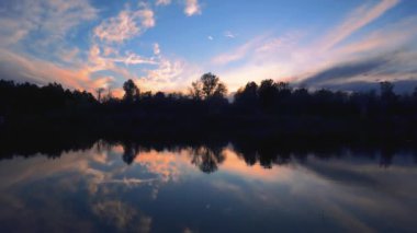 Kuzey Avrupa Nehri 'nde Muhteşem Günbatımı Manzarası - 5K