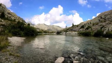 Cornisello Dolomite Gölü 'ndeki yaz manzarası - 5K