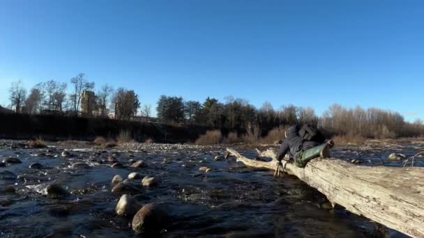 Film Yapımcısı Nehirde Hareket Ediyor — Stok video