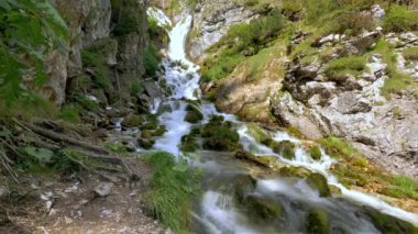 Dolomitlerdeki bir şelalenin alp manzarası - 5K