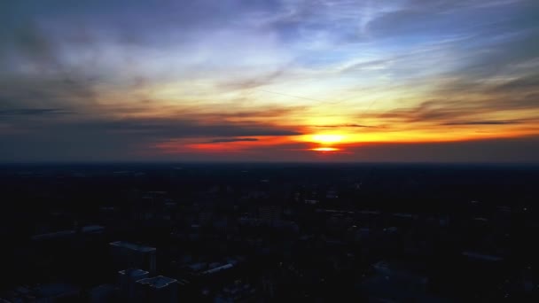 Εναέρια Drone Ηλιοβασίλεμα Τοπίο Πάνω Από Την Πόλη — Αρχείο Βίντεο