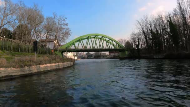 アーチ型の橋で川を渡る風景 — ストック動画