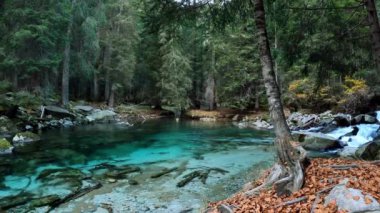 Turkuaz Suyu ile Alp Gölü üzerindeki Fantastik Manzara - 5K