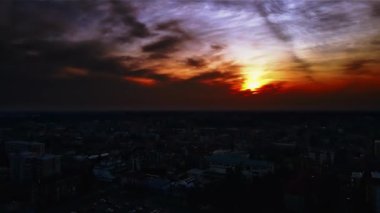 Hava Aracı - Şehrin üzerinde Fantastik Kızıl Gün Batımı