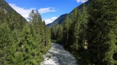 Hava Aracı - Gran Paradiso Ulusal Parkı 'ndaki bir nehirde yaz manzarası