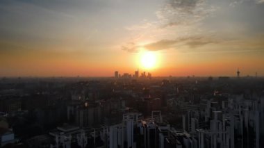 Hava Aracı - İtalya 'nın Milano şehrinin üzerinde Gündoğumu Manzarası