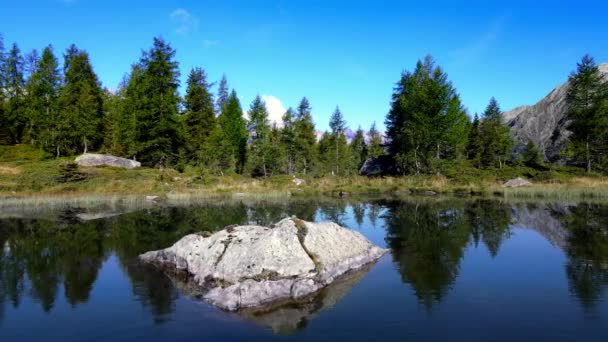 Drone Aéreo Paisaje Alpino Lago Gran Paradiso — Vídeos de Stock
