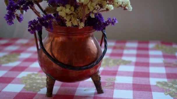 Vaso Cobre Antigo Com Composição Primavera Flores Multicoloridas — Vídeo de Stock