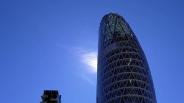 Bir Milan gökdeleninde öğleden sonra manzarası.