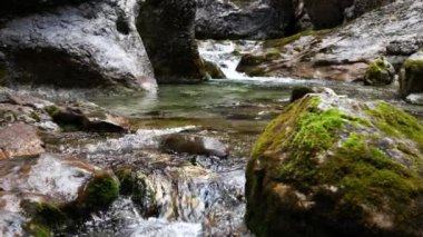 İtalya 'daki Gran Paradiso Ulusal Parkı Kanyonuyla İlkbahar Manzarası