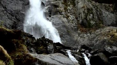  Dolomite Lares Şelalesi 'nin bahar manzarası