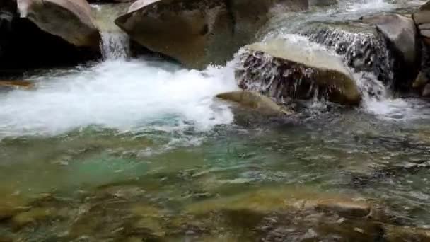 意大利白云岩中的绿松石水流 — 图库视频影像