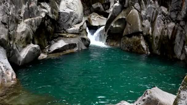 ターコイズブルーの水で湖の幻想的なアルパインの風景 — ストック動画