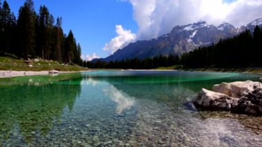 Dolomitlerde doğal bir cennet, zümrüt göl seni bekliyor.