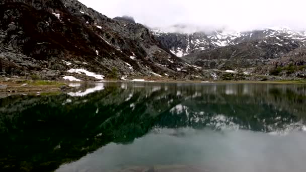 Λίμνη Έμεραλντ Ένα Παγετώδες Κόσμημα Κρυμμένο Στα Βουνά — Αρχείο Βίντεο