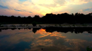 Alacakaranlık büyüsü, ilkbaharda nehir boyunca bir yolculuk.