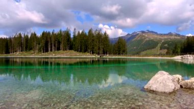 Rüya alp gölü, seni nefessiz bırakacak zümrüt suyu keşfet.