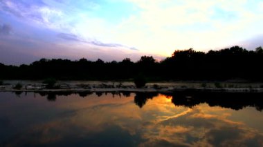 Nehir turuncuya döner, kaçırılmayacak muhteşem bir gün batımı.