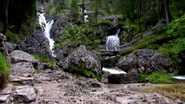 Cennetin bir köşesi, peri masalı bir şelale.