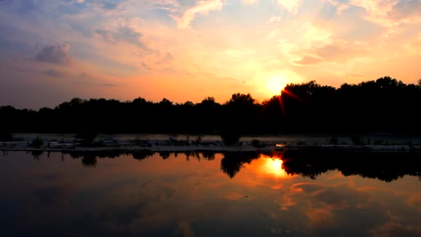 川に沈む夕日の魔法 — ストック動画