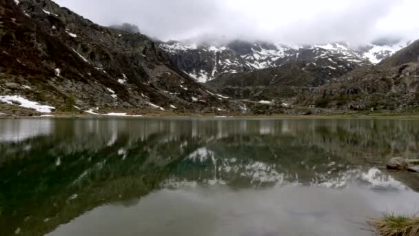 Φανταστική Αλπική Λίμνη Ομίχλη — Αρχείο Βίντεο