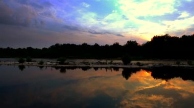  Nehirde gün batımının tadını çıkarmak gibi, rahatlama, nefes kesici doğa ve renkler.