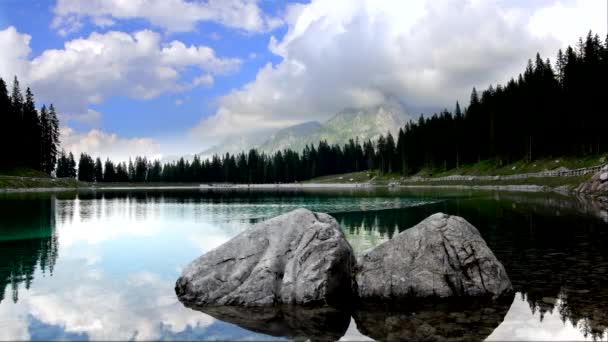 Летний Пейзаж Альпийском Озере Монтаньоли — стоковое видео