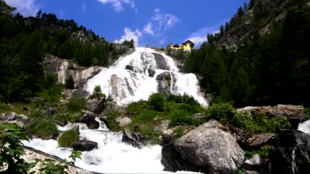 图塞瀑布 山间壮观的瀑布 — 图库视频影像