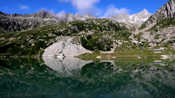 Рай Скрытый Горах Альпийское Озеро Изумрудными Водами — стоковое видео