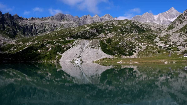 Paradis Caché Dans Les Montagnes Lac Alpin Aux Eaux Émeraudes — Photo