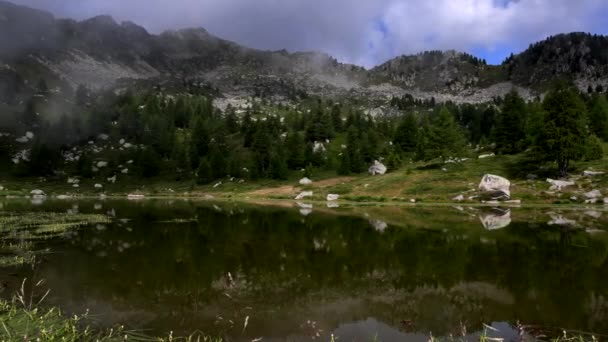 Fantástica Paisagem Alpina Com Nevoeiro — Vídeo de Stock