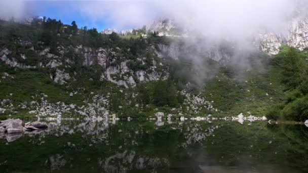 Λίμνη Vacarsa Στην Ομίχλη Ένα Ταξίδι Μεταξύ Ονείρου Και Πραγματικότητας — Αρχείο Βίντεο