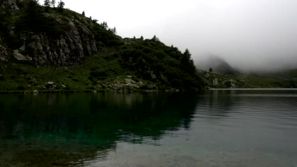 Landschaft Ritorto See Mit Smaragdgrünem Wasser Regen Und Nebel — Stockvideo