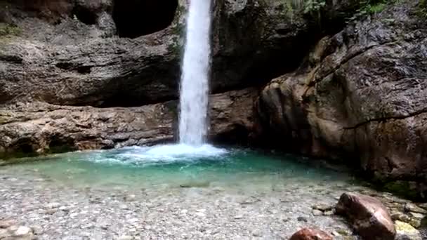 Belleza Naturaleza Admirar Espectacular Cascada Alpina Con Agua Turquesa — Vídeo de stock