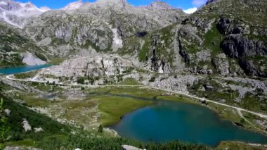 Cornisello 'nun turkuaz göllerinin muhteşem dolomit manzarası.