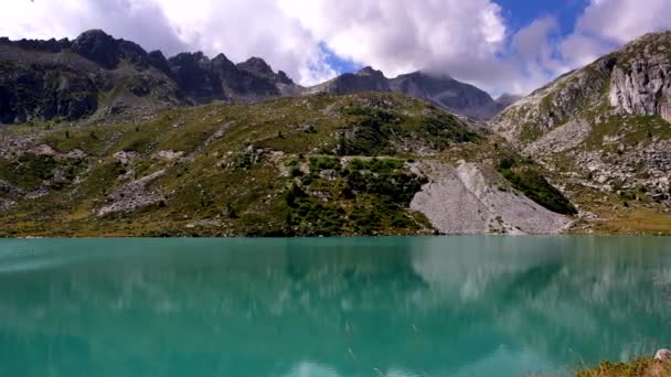 Λίμνη Cornisello Μπλε Λίμνη Που Μαγεύει Τους Επισκέπτες — Αρχείο Βίντεο