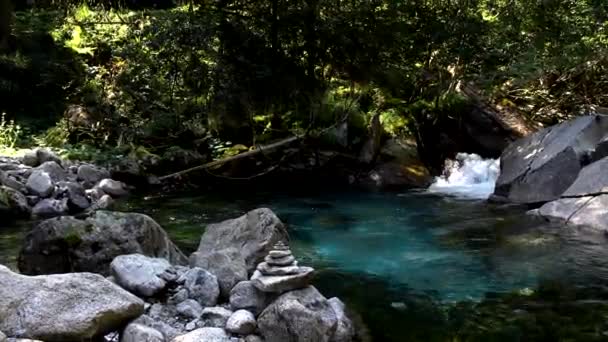 Balanceamento Pedra Lago Alpino Espetacular — Vídeo de Stock