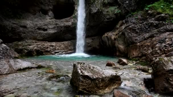 パラダイスの滝の魔法 ドロミテのターコイズ真珠を発見する — ストック動画