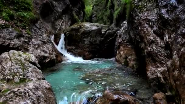 Fluxo Alpino Espetacular Paradise Canyon Com Água Azul Turquesa — Vídeo de Stock