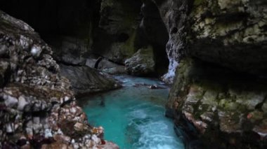  Dağlarda gizlenmiş bir cennet, kanyonlar ve turkuaz sularla dolu bir dere.