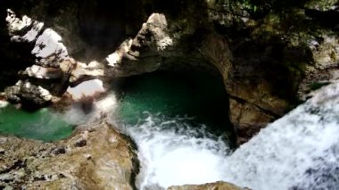  Deresi ve zümrüt suyu olan bir mağarada yaz manzarası